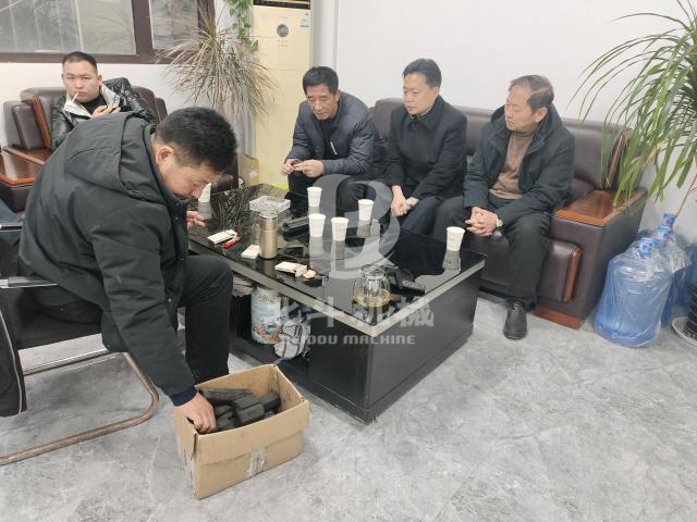 河北客戶專(zhuān)程了解全新技術(shù)木材削片機(jī)